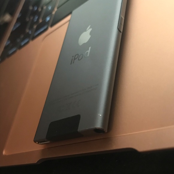 Apple iPod Nano 7th Generation - Picture 2 of 5